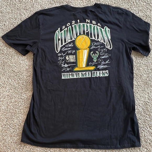 Fanatics Milwaukee Bucks Champion T shirt large NWT - Picture 3 of 3